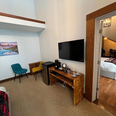 Winston Lodge Golden Dış mekan fotoğraf