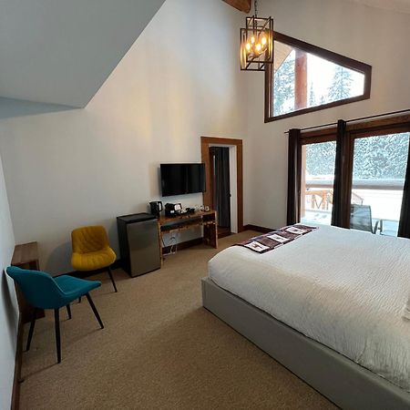 Winston Lodge Golden Dış mekan fotoğraf