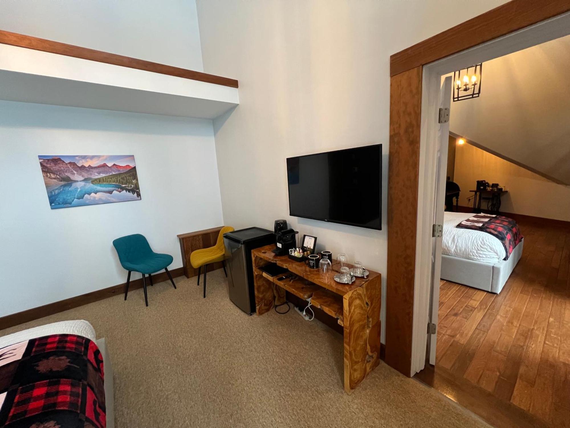 Winston Lodge Golden Dış mekan fotoğraf